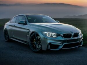 夕景の中に停まるシルバーのBMWクーペ