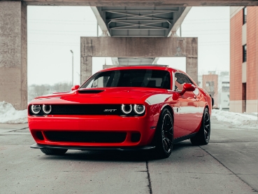 高架下に停まる赤いダッジチャレンジャー