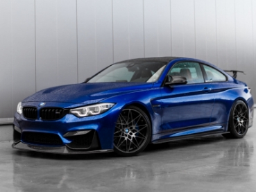 スタジオ内に停められた青いBMWクーペ